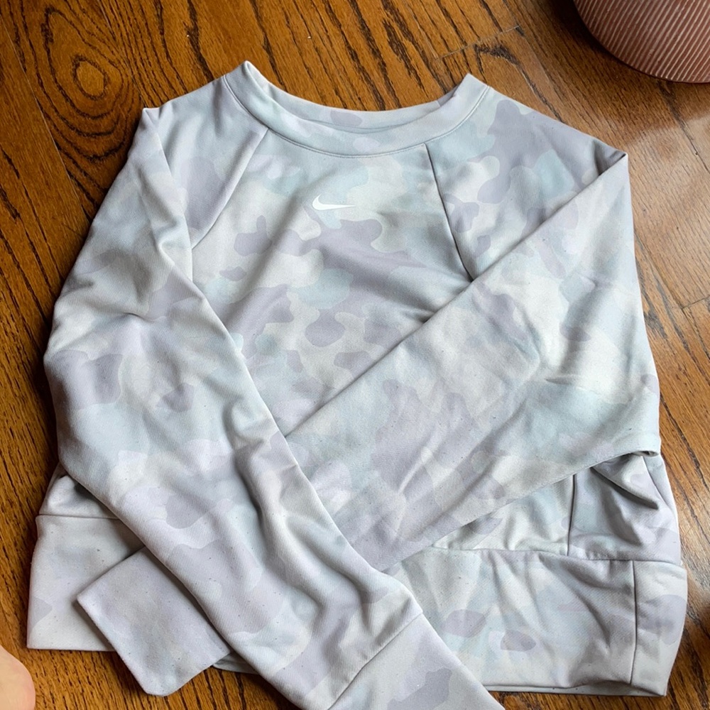 Women’s cropped Nike camo athletic crew neck